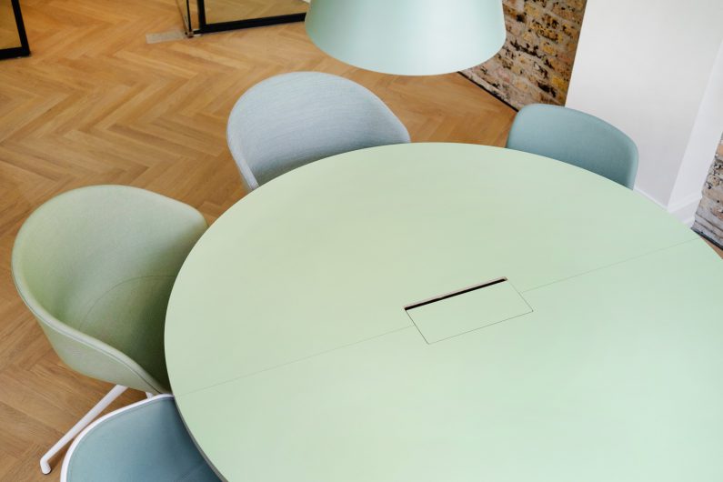 design office, pastelfarver, indretning, grønne nuancer, danish design, arkitektur, indretning, hay stol, hay bord, scandinavian design, rå væge,